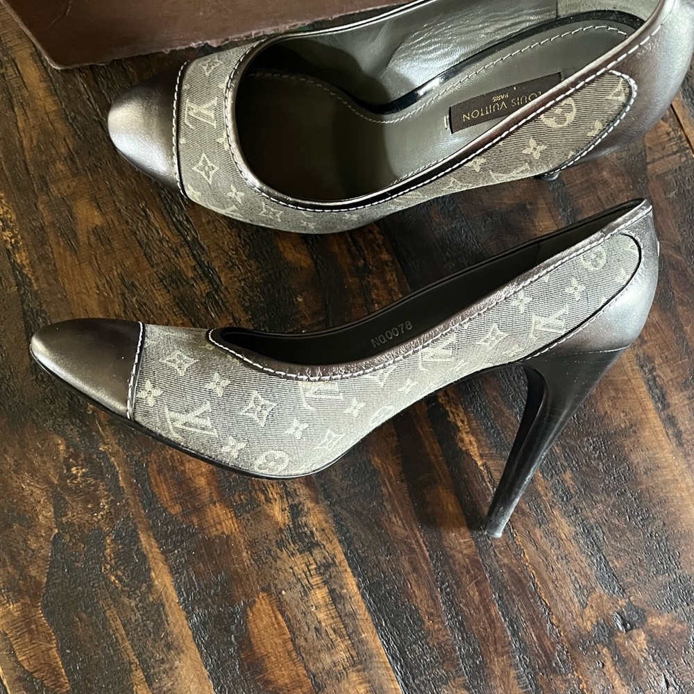Louis Vuitton Gray and Black Heels with Monogram Design - Picture 4 of 12